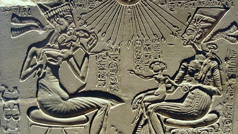 800px-Akhenaten_Nefertiti_and_their_children